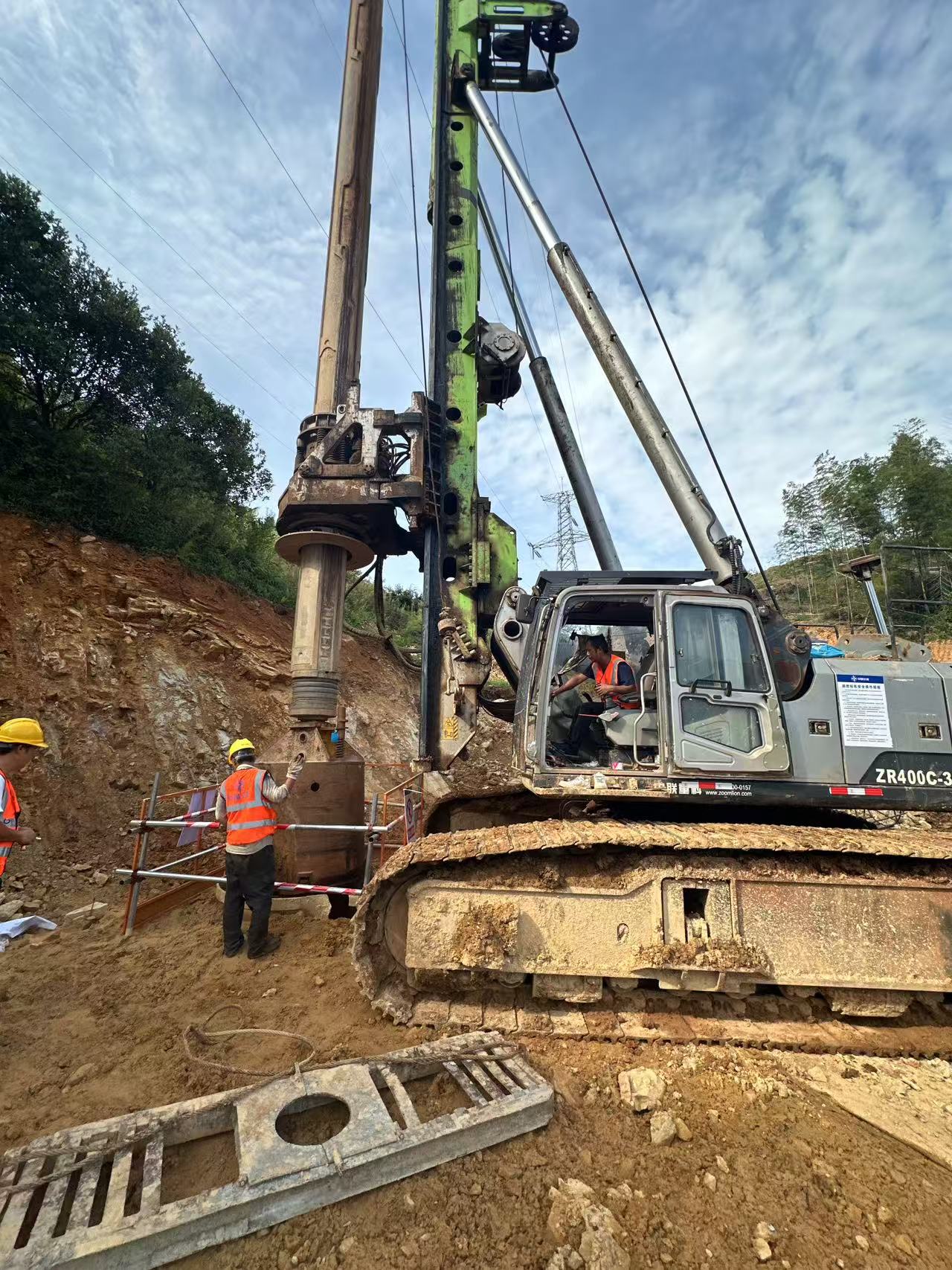 為山河架虹橋  桂郴高速建設(shè)邁出關(guān)鍵第一步 ——小東江特大橋首根樁基精準(zhǔn)成孔